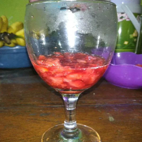 Tuang strawberry ke dalam gelas.