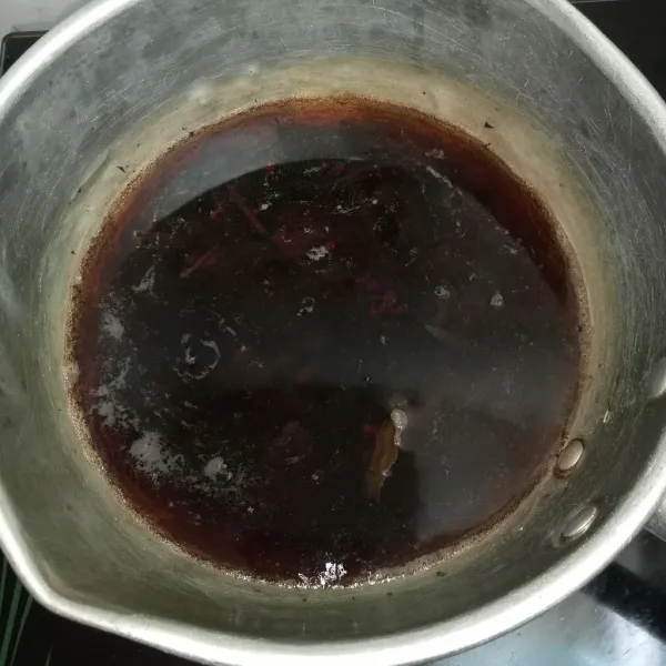Rebus air hingga mendidih kemudian masukkan teh aduk rata hingga teh berubah menjadi warna hitam pekat.