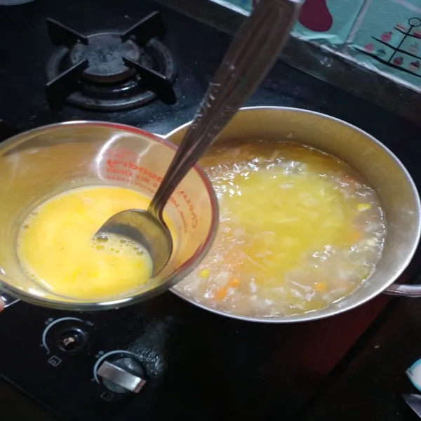 Setelah di rasa pas, masukan kocokan telur, lalu aduk cepat ya, setelah telur jadi, matikan api.