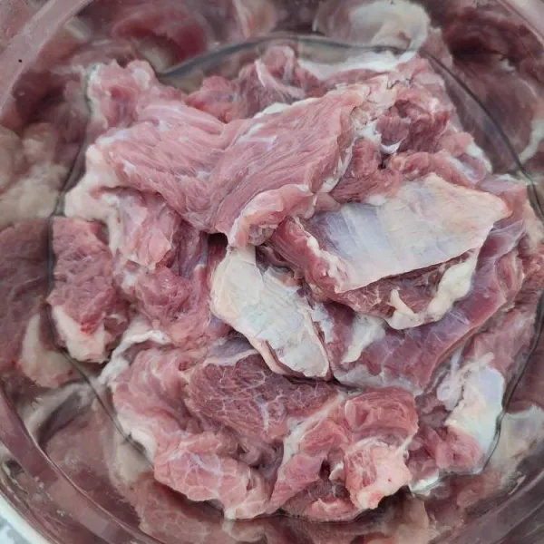 Iris tipis daging sapi, sisihkan.