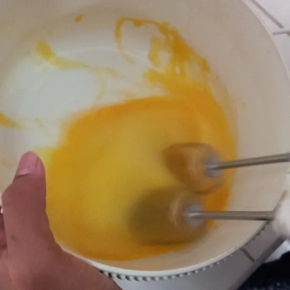 Kocok telur, garam, cake emulsifier hingga sedikit mengembang