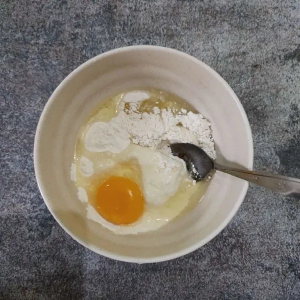 Campurkan tepung terigu, vanili, telur, air, aduk rata.