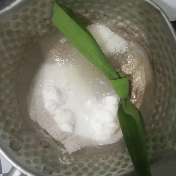 Dalam panci masukkan tepung beras, gula, daun pandan, garam dan santan. Aduk hingga tidak bergerindil.