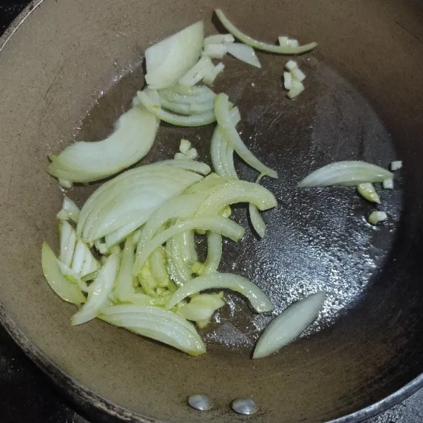 Panaskan sedikit minyak, tumis bawang putih, dan bawang bombai cincang hingga harum.