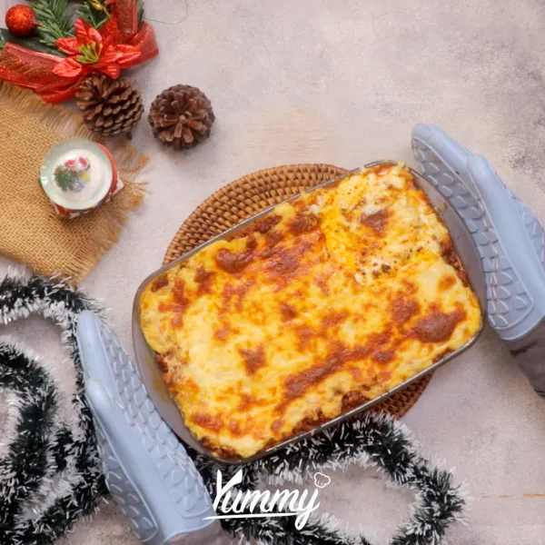 Panggang lasagna dalam oven dengan suhu 190 C selama 30-35 menit. Lasagna siap disajikan.
