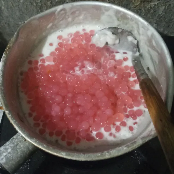 Setelah tepung mengental. Masukkan mutiara.