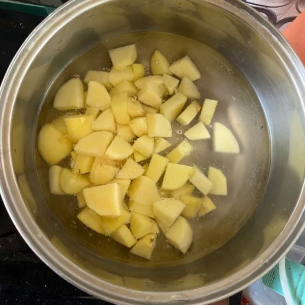 Rebus atau kukus kentang hingga matang.