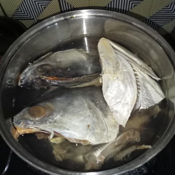 Rebus kepala ikan di air mendidih sekitar 10 menit.
