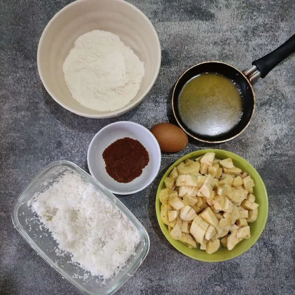 Siapkan semua bahan pembuatan lempeng pisang.