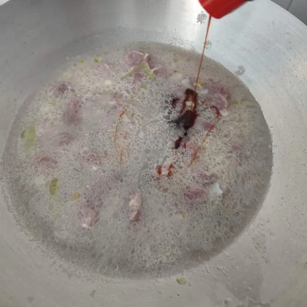 Tambahkan air dan kecap manis, aduk rata.