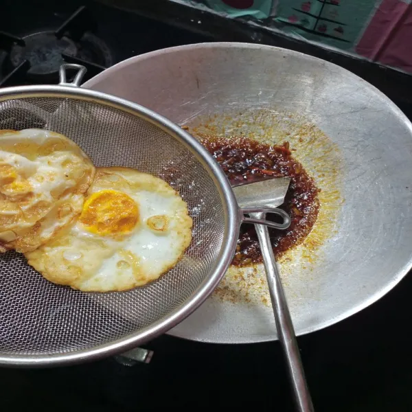 Kemudian masukan telur yang sudah digoreng, aduk rata agar bumbu merata, masak sebentar agar bumbu meresap ke telur, matikan api, sajikan dengan nasi hangat.
