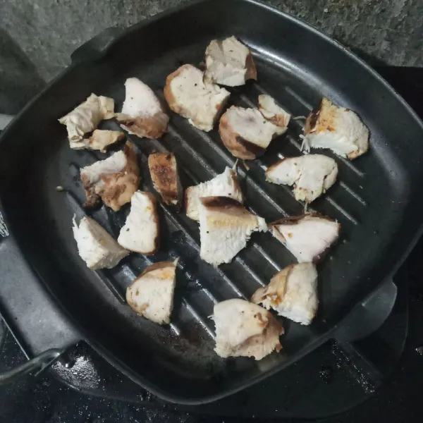 Panggang ayam sebentar diatas grill pan.
