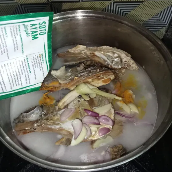 Buang air rebusan kepala ikan, lalu ganti dengan santan encer. Tambahkan bawang merah, bawang putih, serai, lengkuas dan kunyit bubuk.