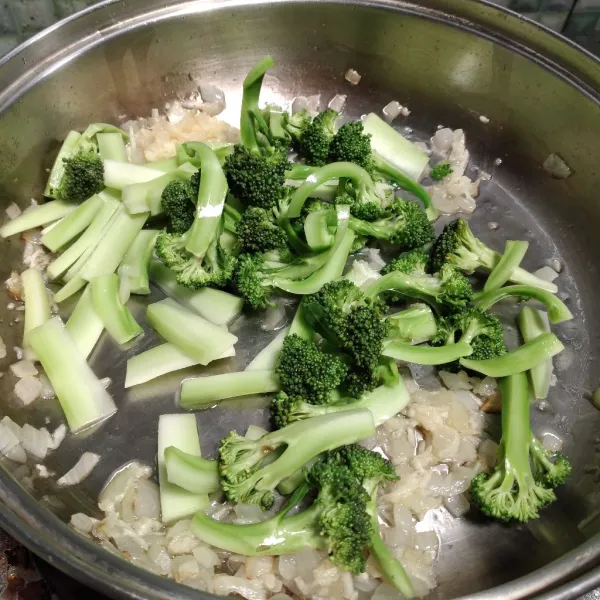 Masukkan brokoli tumis/ aduk rata.