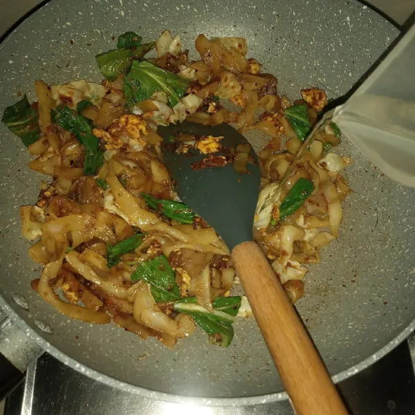 Tuang air, masak sampai cairan habis, koreksi rasa. Pindahkan ke piring saji.