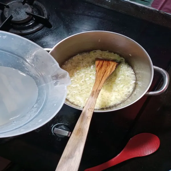 Panaskan minyak dalam panci/ wajan, tumis bawang putih dan bawang bombay hingga harum, kemudian beri air secukupnya.