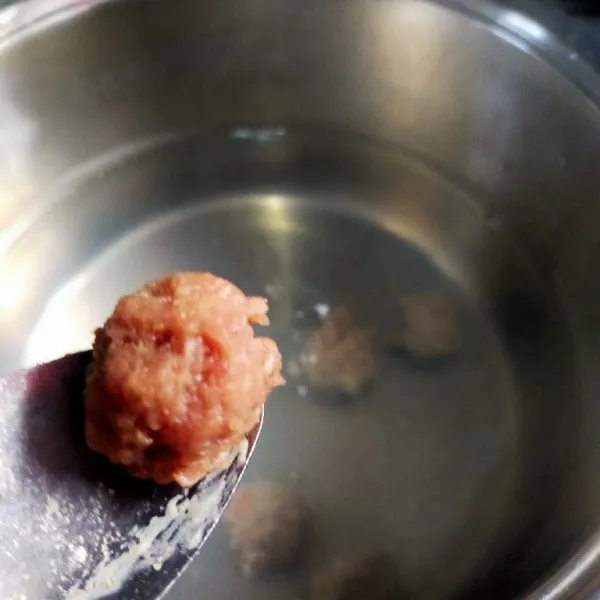 Didihkan air, bentuk bola pada adonan daging . Rebus sebentar bola daging. Angkat dan tiriskan.
