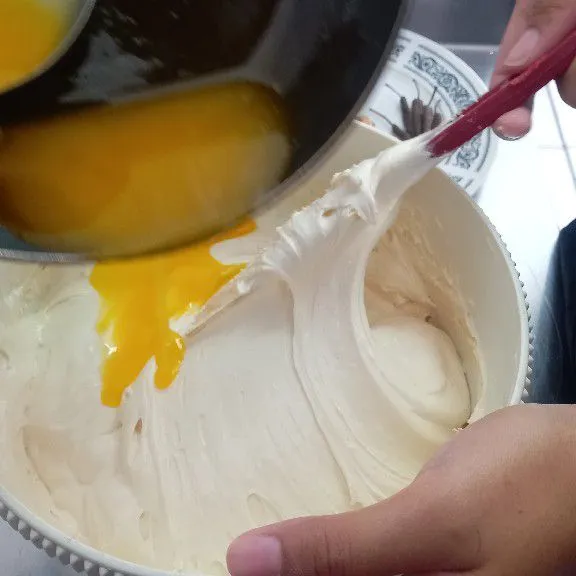 Tambahkan margarin cair dan santan kental aduk hingga tercampur