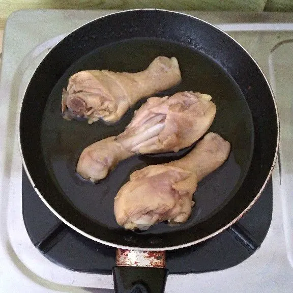 Goreng ayam hingga golden brown lalu angkat dan sajikan.