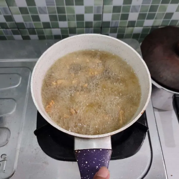 Panaskan minyak goreng, tunggu hingga benar-benar panas lalu masukkan ayam.