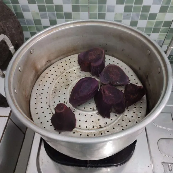 Kukus ubi ungu hingga empuk.