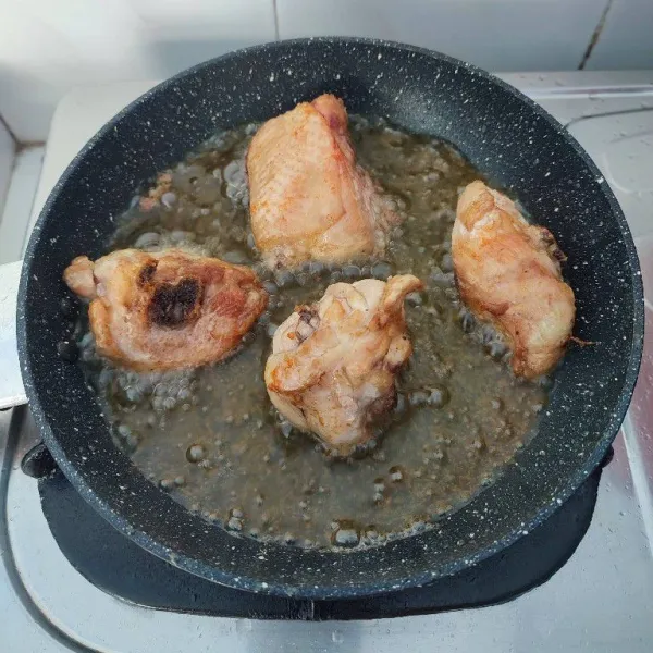 Goreng ayam hingga kecokelatan. Tiriskan.