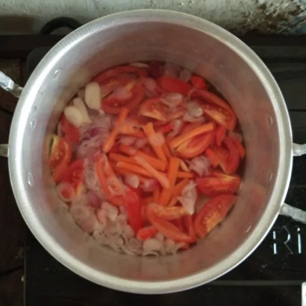 Masukkan wortel dan rebus 5-6 menit.