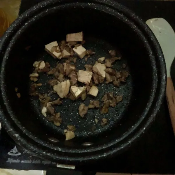 Tumis bawang hingga harum lalu masukkan daging dan tempe.