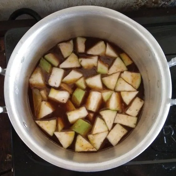 Masukkan air rawon tadi ke dalam panci. Masukkan buah markisa yang telah disiapkan dan rebus kembali hingga buah markisa matang.