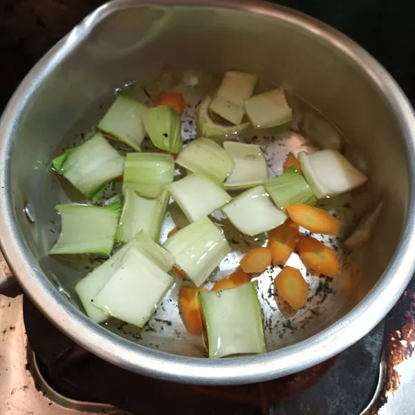 Rebus air, wortel, dan bonggol pokcoy sampai empuk.