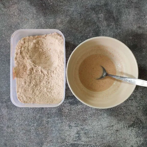 Siapkan tepung krispy dan adonan basah. Untuk adoann basah campurkan 3 sdm tepung krispy dengan air hingga mendapatkan konsistensi kental.
