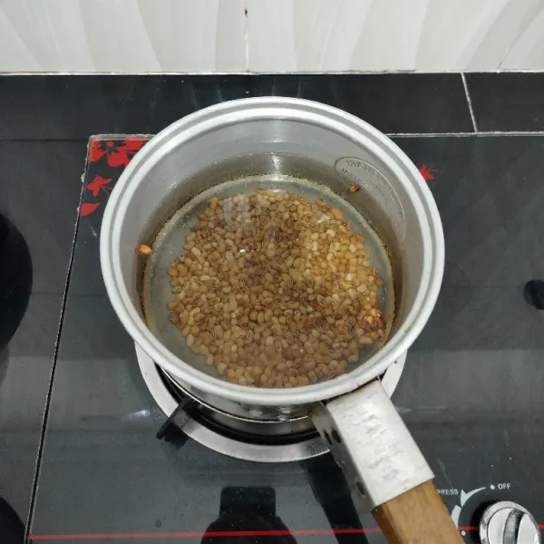 Rebus kacang tholo dengan secukupnya air hingga empuk merekah.