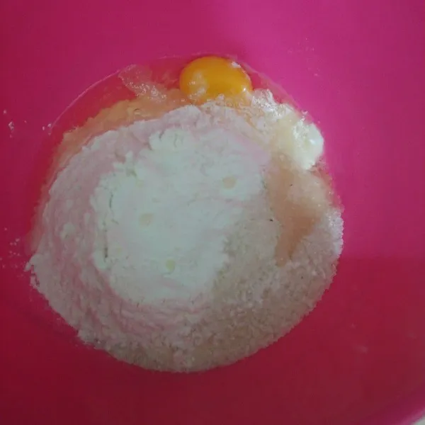 Campur tepung terigu dan telur, aduk hingga tercampur rata. Kemudian masukan larutan air hangat ragi+gula. Uleni hingga kalis.