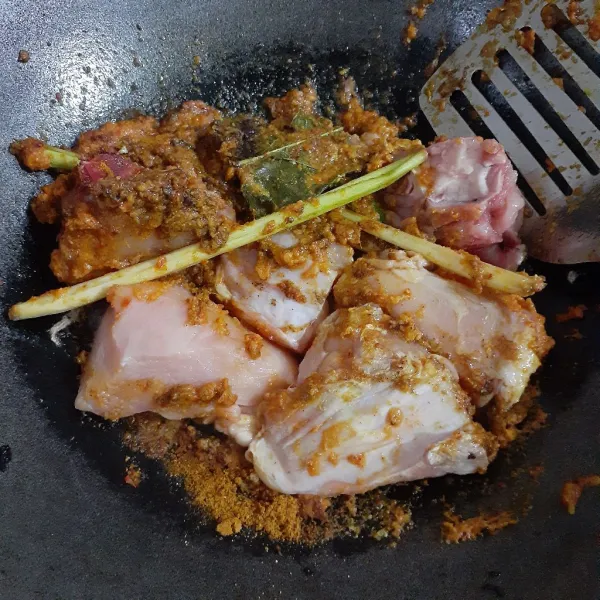 Masukkan daging ayam, aduk rata dan masak hingga daging ayam berubah warna.