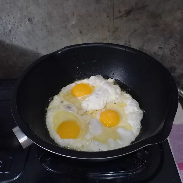 Ceplok telur dan goreng sampai matang.