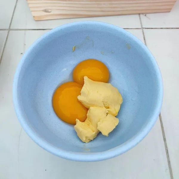 Pisahkan kuning dan putih telur. Kemudian lepas kuning telur, pasta vanila dan margarin sampai tercampur rata.