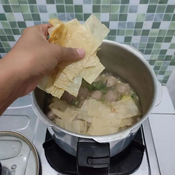 Jika kentang dan wortel sudah empuk, masukkan kembang tahu.