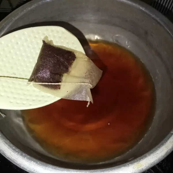 Masukkan teh celup dan setelah berubah warna keluarkan teh celup dari panci dan biarkan sampai hangat.