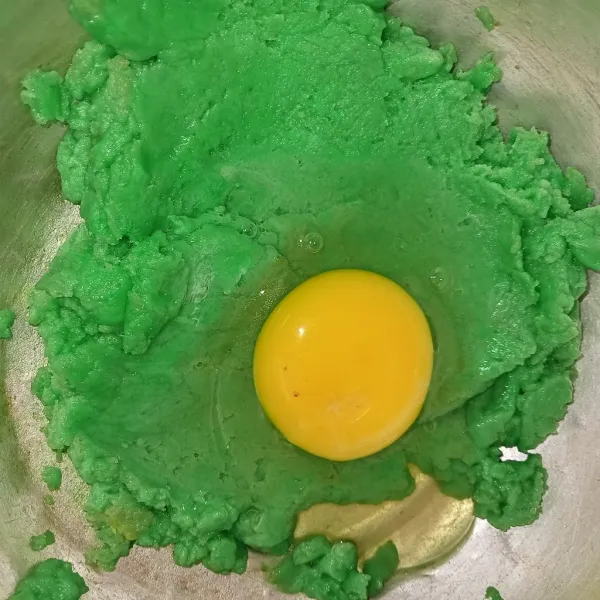 Diamkan adonan hingga hangat lalu masukkan telur.