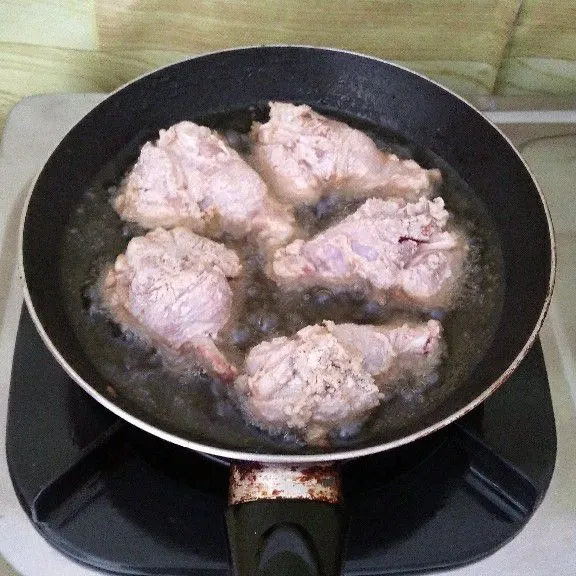 Goreng ayam diminyak panas hingga semua sisi matang (gunakan api kompor kecil).