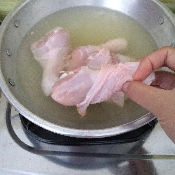 Masukkan air, bawang putih halus dan daging ayam.