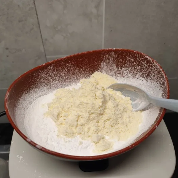 Tambahkan tepung tapioka dengan susu bubuk.