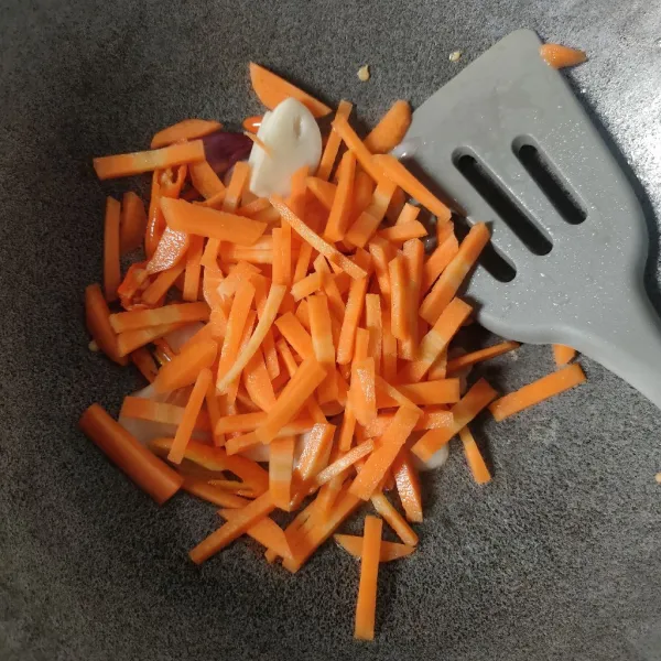 Masukkan wortel, aduk rata dan masak selama 2 menit.