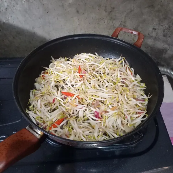 Bumbui dengan garam, kaldu, dan gula. Aduk dan koreksi rasa. Masak sampai tekstur yang diinginkan.