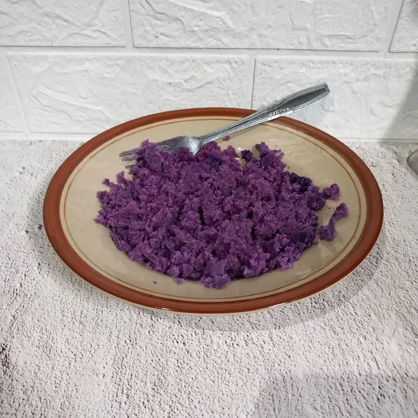 Haluskan ubi ungu kukus dengan garpu.