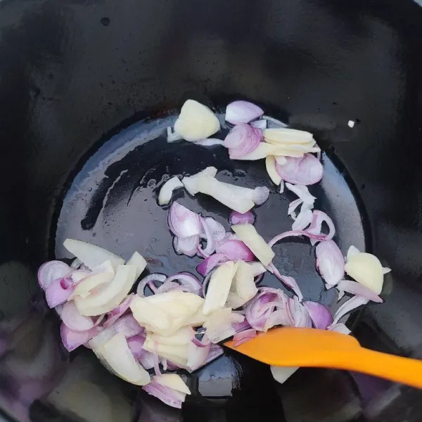 Panaskan sedikit minyak goreng, tumis bawang merah, bawang putih dan bawang bombai hingga layu.