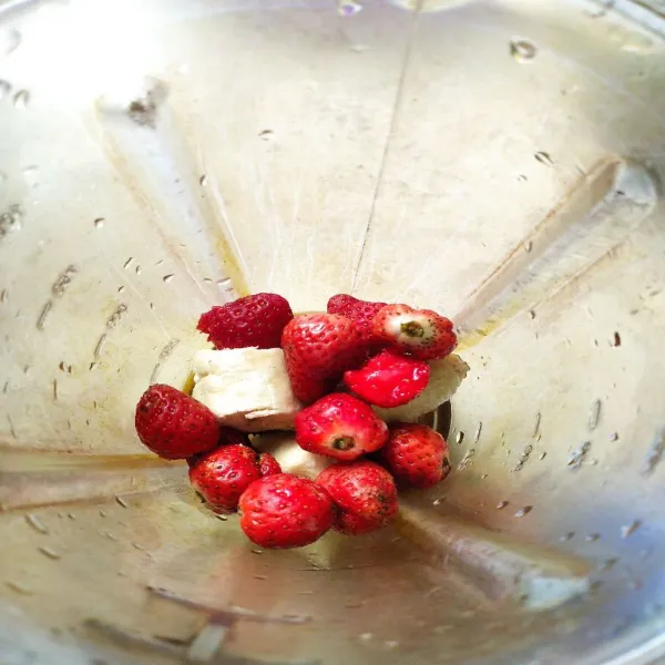 Masukkan strawberry dan pisang ke dalam blender.