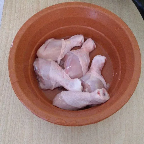 Cuci bersih daging ayam lalu tiriskan.