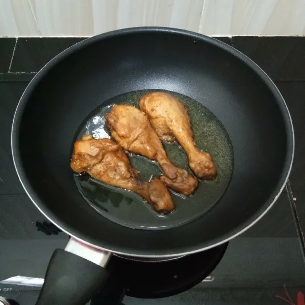 Setelah itu, goreng ayam dalam minyak panas hingga kecoklatan. Lalu angkat dan tiriskan.