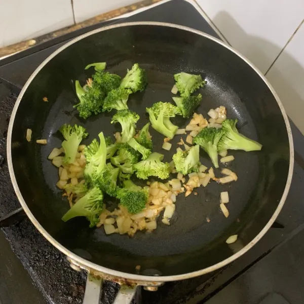Tambahkan potongan brokoli. Aduk.